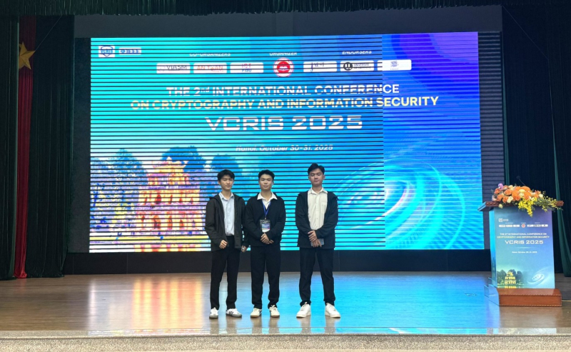 Nhóm sinh viên Đinh Lê Thành Công - Hồ Hoàng Diệp trình bày bài báo khoa học tại Hội nghị quốc tế VCRIS 2025 1 image 12
