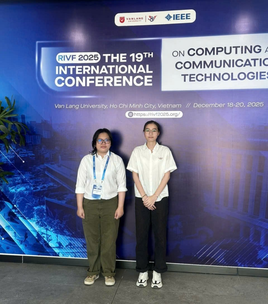 Sinh viên Trần Thị Thúy Vy, Lê Thị Bích Tuyền trình bày nghiên cứu tại Hội nghị Khoa học Quốc tế RIVF 2025 1 image 10