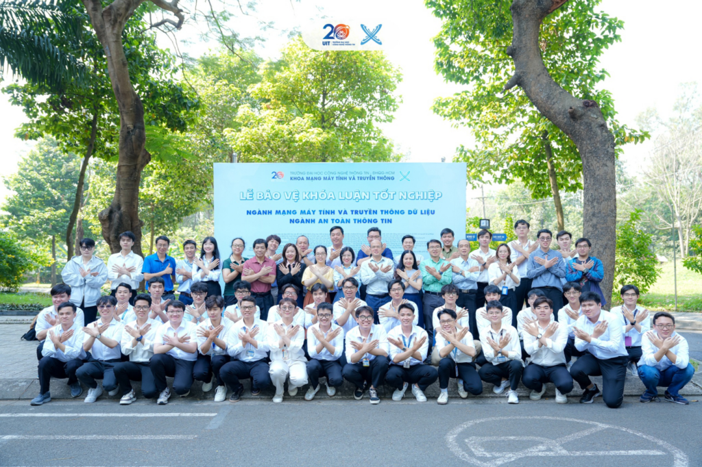 Sinh viên Khoa Mạng Máy tính và Truyền thông hoàn thành xuất sắc Lễ bảo vệ Khóa luận Tốt nghiệp đợt 1 năm 2026 1 image 110