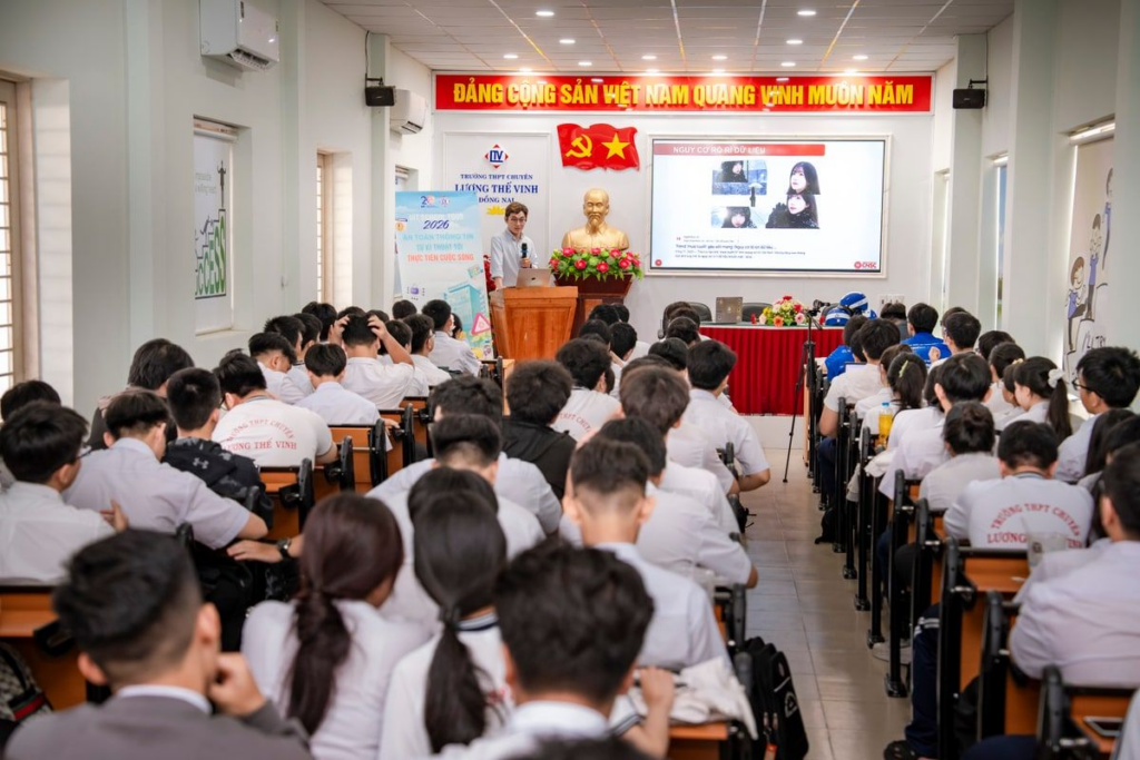 #UIT School Tour 2026 - Hành trình mang kiến thức An toàn Thông tin đến gần hơn với các bạn học sinh THPT chuyên Lương Thế Vinh 3 image 26