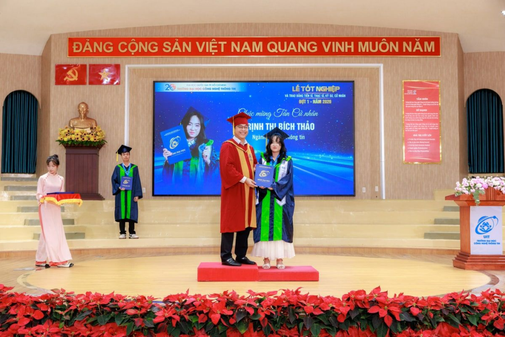 Trịnh Thị Bích Thảo: Từ cô gái giỏi Văn đến Thủ khoa ngành An toàn Thông tin 2 image 35